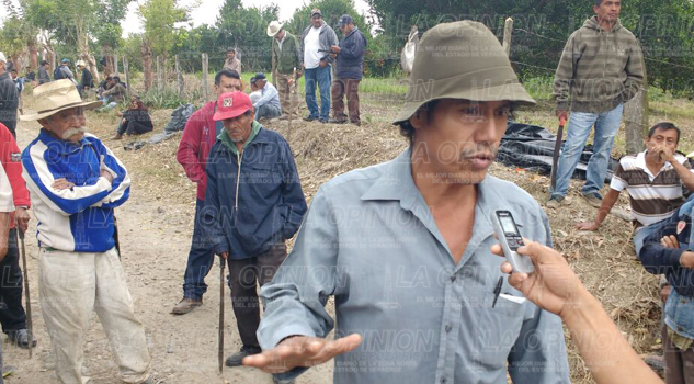 Grupo disidente de los 400 pueblos bloquea la entrada a Chichicoaxtla