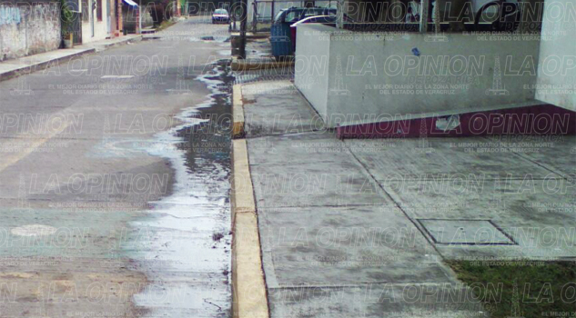 Aguas negras inundan calle Aguas negras inundan calle