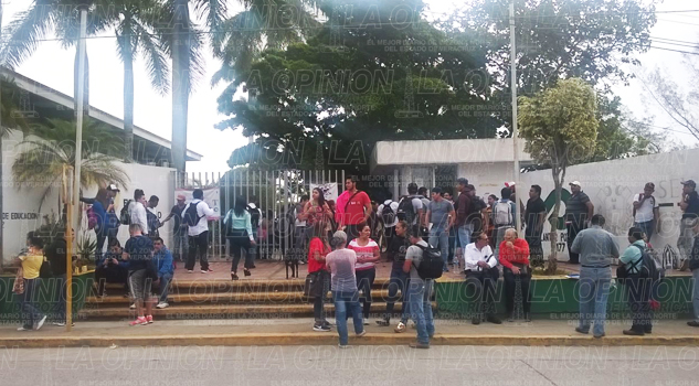 Alumnos de la UPAV, sin aulas Alumnos de la UPAV, sin aulas