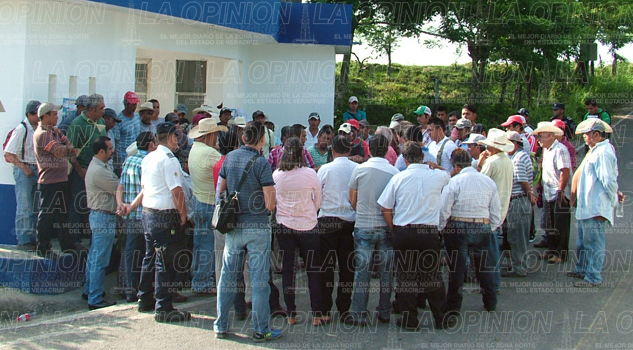 Campesinos piden mejora de caminos Campesinos piden mejora de caminos