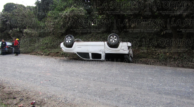 Destroza camioneta en volcadura Destroza camioneta en volcadura