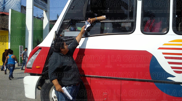 Distribuyen volantes contra el gasolinazo Distribuyen volantes contra el gasolinazo