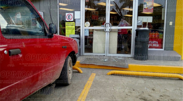 Encapuchados rompieron cristales de un OXXO