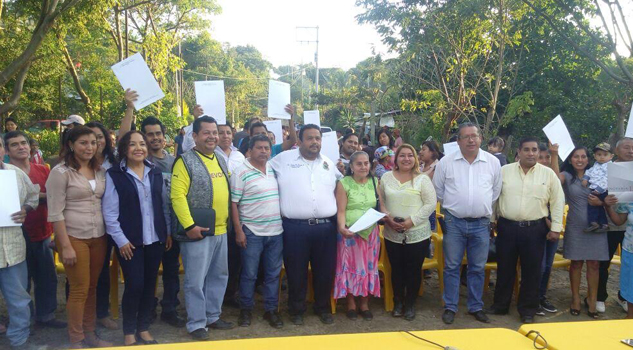 Entregan escrituras a familias Entregan escrituras a familias