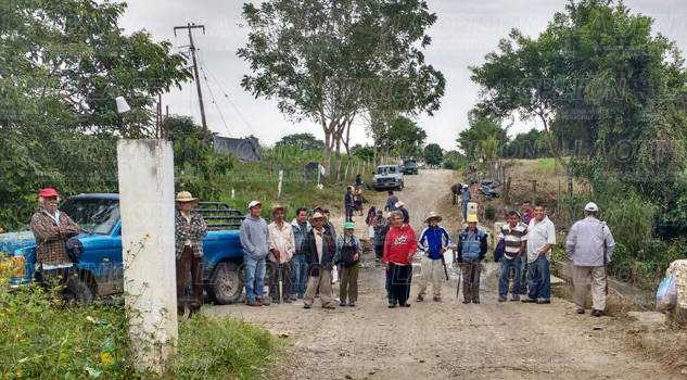 Grupo disidente de los 400 pueblos bloquea la entrada a Chichicoaxtla Grupo disidente de los 400 pueblos bloquea la entrada a Chichicoaxtla