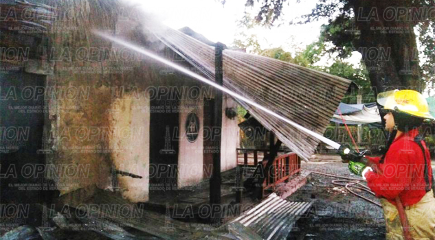 ¡Incendio arrasa con dos locales! Incendio arrasa con dos locales