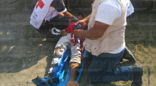 Joven prensado entre dos vehículos Joven prensado entre dos vehículos