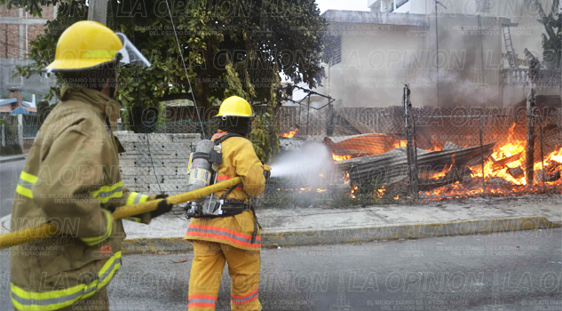 Llegan tarde los bomberos Llegan tarde los bomberos