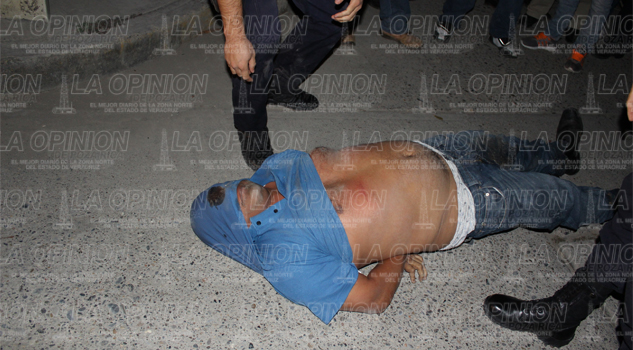 Lo acuchillaron y lo dejaron colgando de cabeza Lo acuchillaron y lo dejaron colgando de cabeza