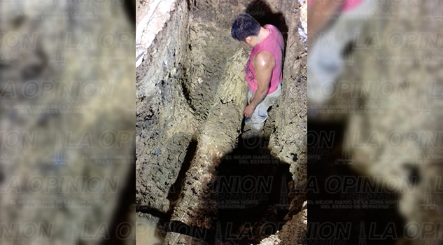 Personal de Caev repara línea de agua Línea Agua Caev Poza Rica