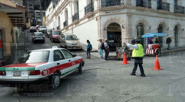 Personal de Tránsito y Vialidad desvían tráfico Personal de Tránsito y Vialidad desvían tráfico