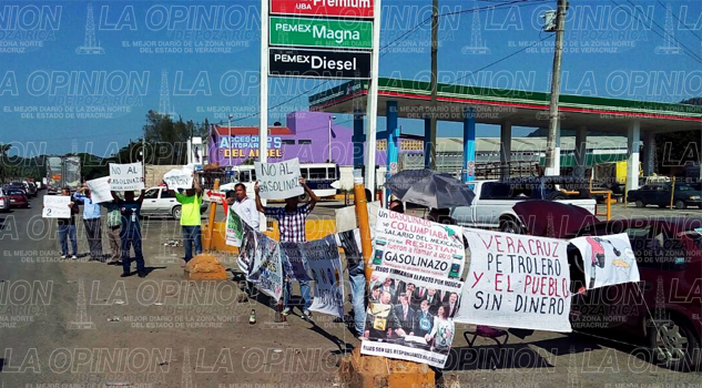 Plantón de maestros en gasolinera Plantón de maestros en gasolinera