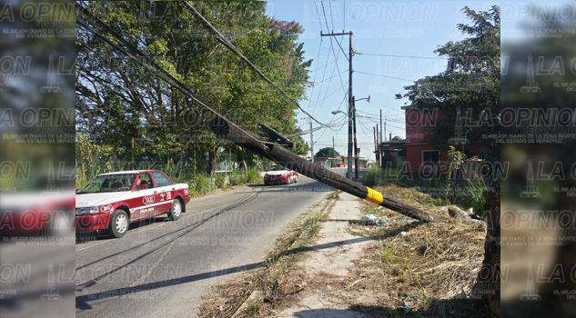Poste de telefonía a punto de caer Poste de telefonía a punto de caer