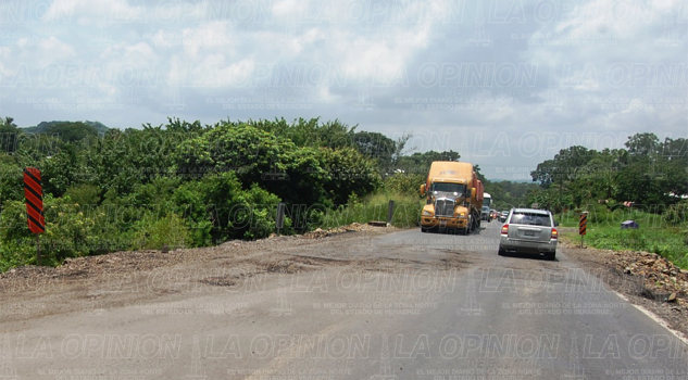 ¡Riesgo por deslaves en la carretera! Riesgo por deslaves en la carretera