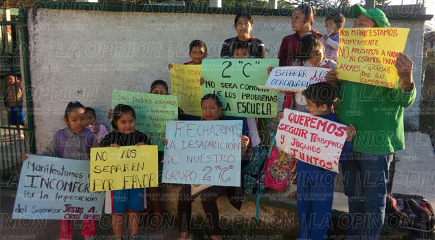 Se manifiestan padres de familia Se manifiestan padres de familia
