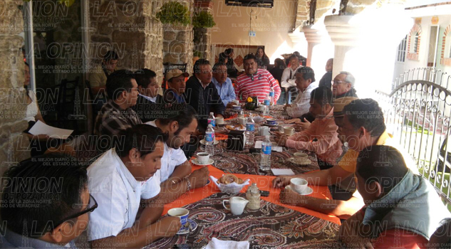 Taxistas insisten en lograr incremento a las tarifas Taxistas insisten en lograr incremento a las tarifas