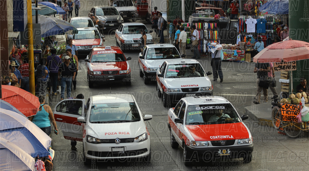 Taxistas insisten en subir el pasaje Taxistas insisten en subir el pasaje