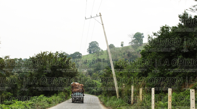 Tres postes a punto de caer Tres postes a punto de caer