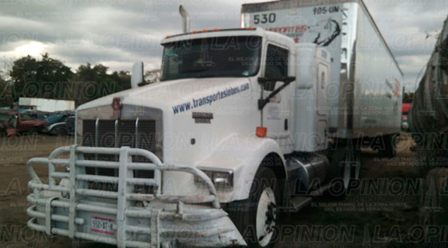 Padre e hijo pierden de la vida en choque Tráiler Accidente Naranjos