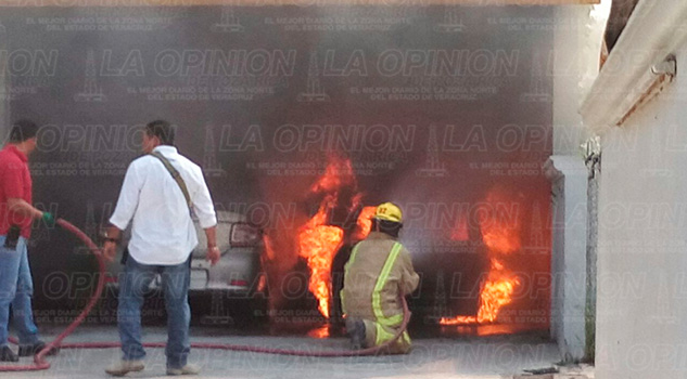Se incendia automóvil en un estacionamiento Tuxpan Incendio Auto