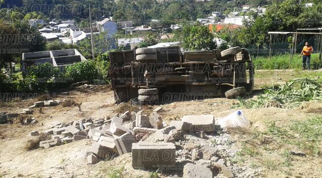 Volcadura deja dos heridos de gravedad Volcadura deja dos heridos de gravedad