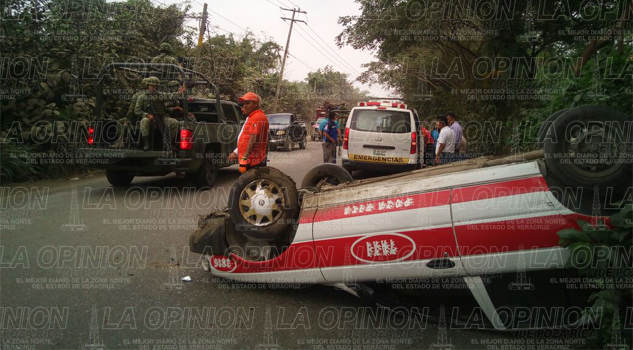 Vuelca taxista en la carretera Poza Rica-Cazones Vuelca taxista en la carretera Poza Rica-Cazones