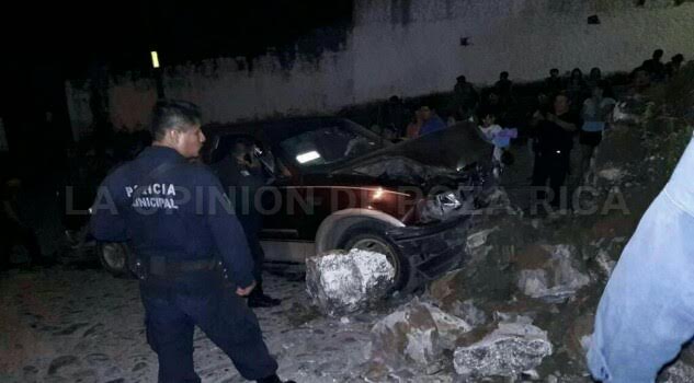 Estrelló su camioneta contra una barda Estrelló su camioneta contra una barda