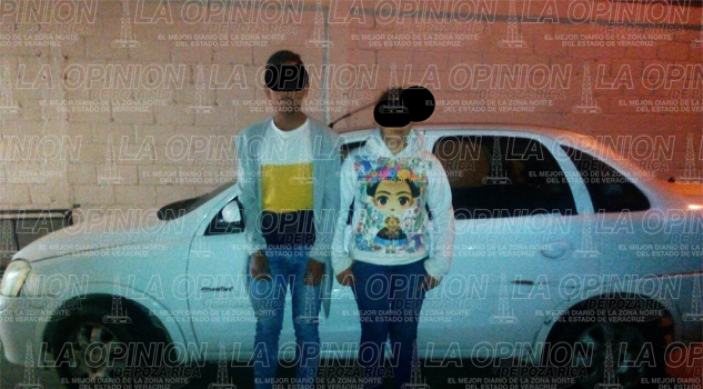 Aseguran a pareja con un automóvil robado Aseguran a pareja con un automóvil robado