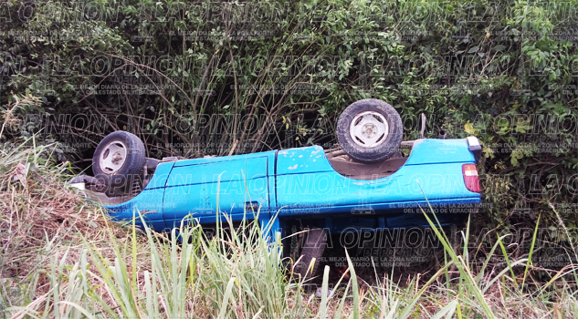 Camioneta esquiva camión y vuelca Camioneta esquiva camión y vuelca