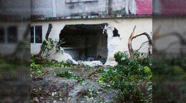 Camioneta se impacta contra una casa; un muerto Camioneta se impacta contra una casa; un muerto