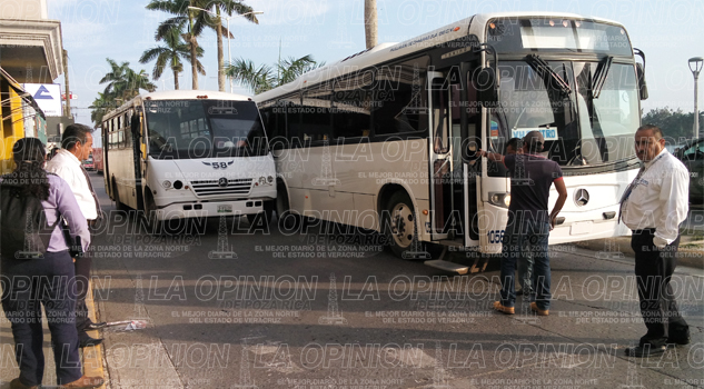 ¡Colisión de autobuses en el bulevar! Colisión de autobuses en el bulevar
