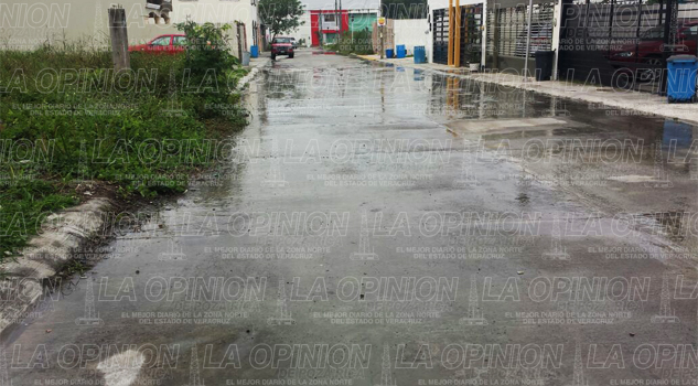 Fuga de agua inunda calles del fraccionamiento Nueva Imagen