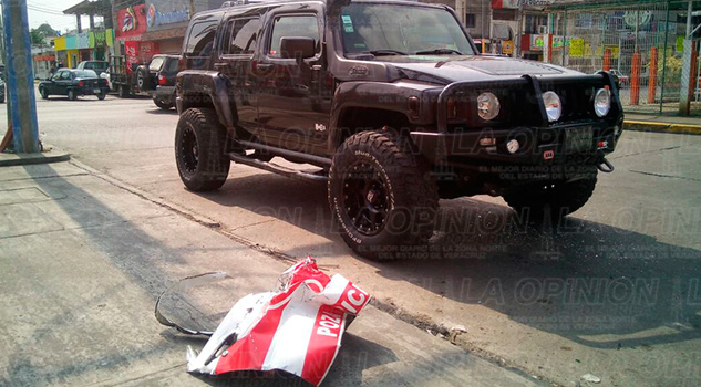 Hummer le arranca puerta a un taxi Hummer Arranca Puerta