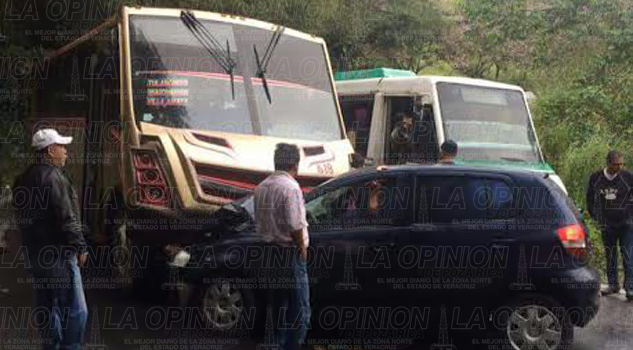 Impacta autobús a camioneta Impacta autobús a camioneta