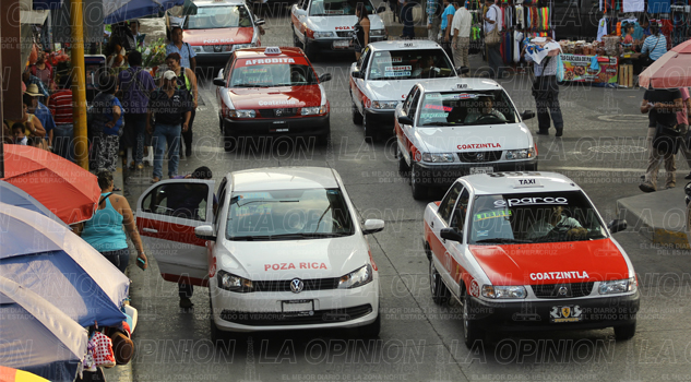 Laboran taxistas con permisos vencidos Laboran taxistas con permisos vencidos