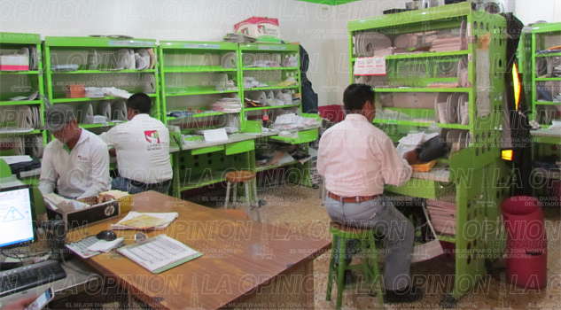 Políticos saturan el servicio postal