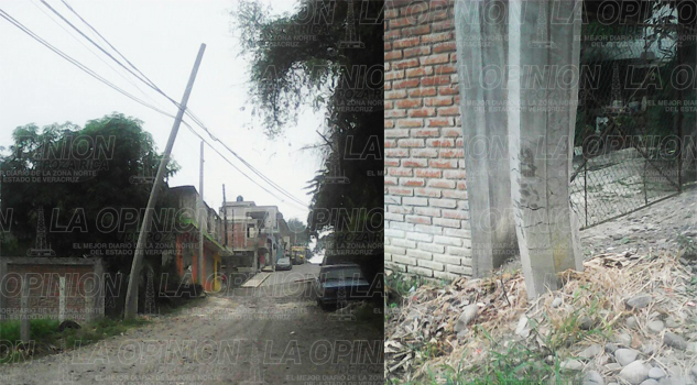 Poste de luz a punto de caer Poste de luz a punto de caer