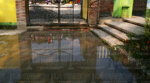 Preescolar inundado de aguas negras Preescolar inundado de aguas negras