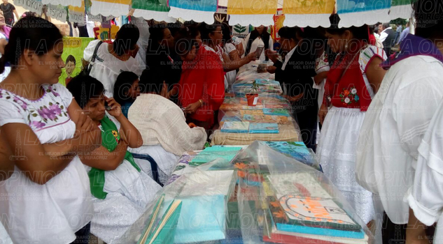 Presentan títulos de libros artesanales realizados por niños indígenas Presentan títulos de libros artesanales realizados por niños indígenas