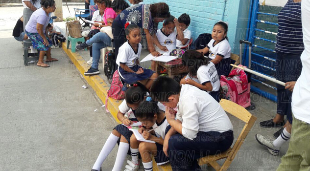 Reciben clases en la calle Reciben clases en la calle