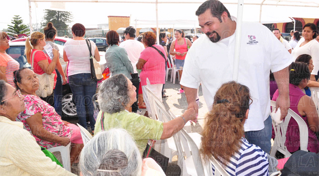 Reconocen labor del Dr. Fausto C. Dávila Reconocen labor del Dr. Fausto C. Dávila