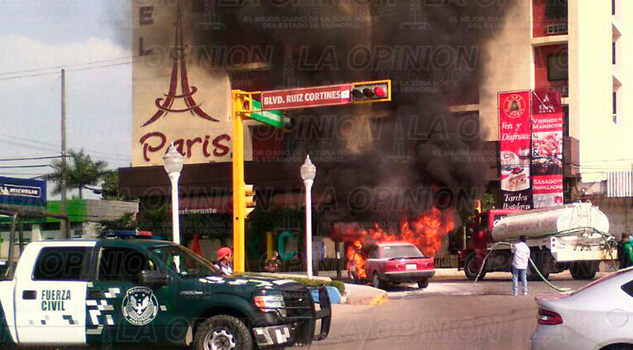 Automóvil arde sobre bulevar Ruiz Cortines Ruiz Cortines Arde Automóvil Bulevar