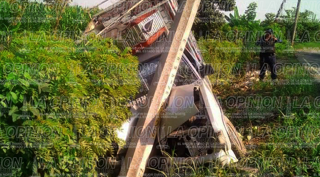 Se estrella contra poste de luz Se estrella contra poste de luz