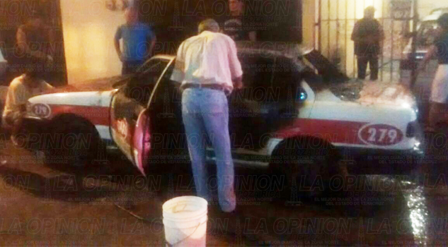 Sujetos desconocidos prenden fuego a taxi