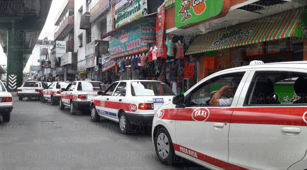Taxistas coatzintecos hacen sitio en el bulevar Ruiz Cortines ¿y Transporte Público? Taxistas coatzintecos hacen sitio en el bulevar Ruiz Cortines