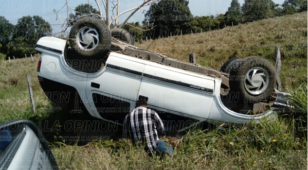 Vuelca camioneta en carretera Vuelca camioneta en carretera