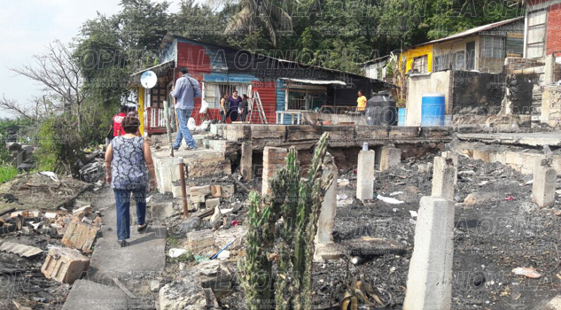 Víctimas del incendio en la Petromex viven entre la incertidumbre Víctimas del incendio en la Petromex viven entre la incertidumbre