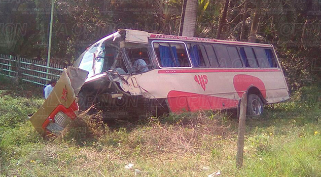 Provoca aparatoso accidente en la México-Tuxpan Accidente Tráiler Autobus México Tuxpan