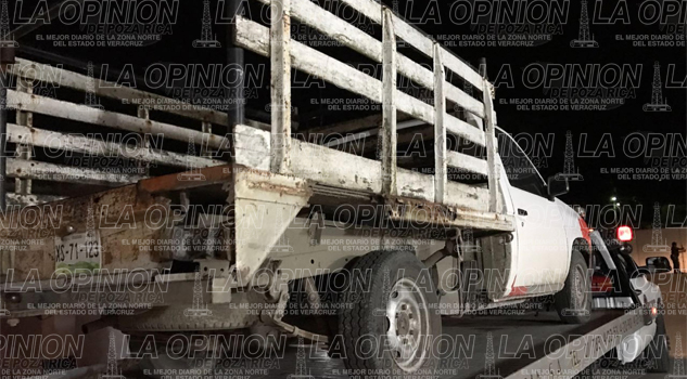 Aseguran camioneta y taxi robados Aseguran camioneta y taxi robados