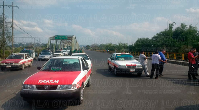 Taxistas bloquean acceso al Cazones I Bloquean Acceso Taxistas